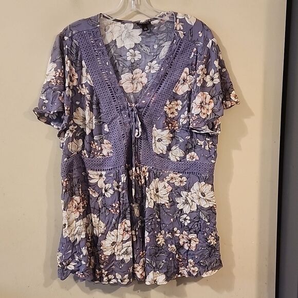 Beautiful Torrid top size 1 - Picture 1 of 5